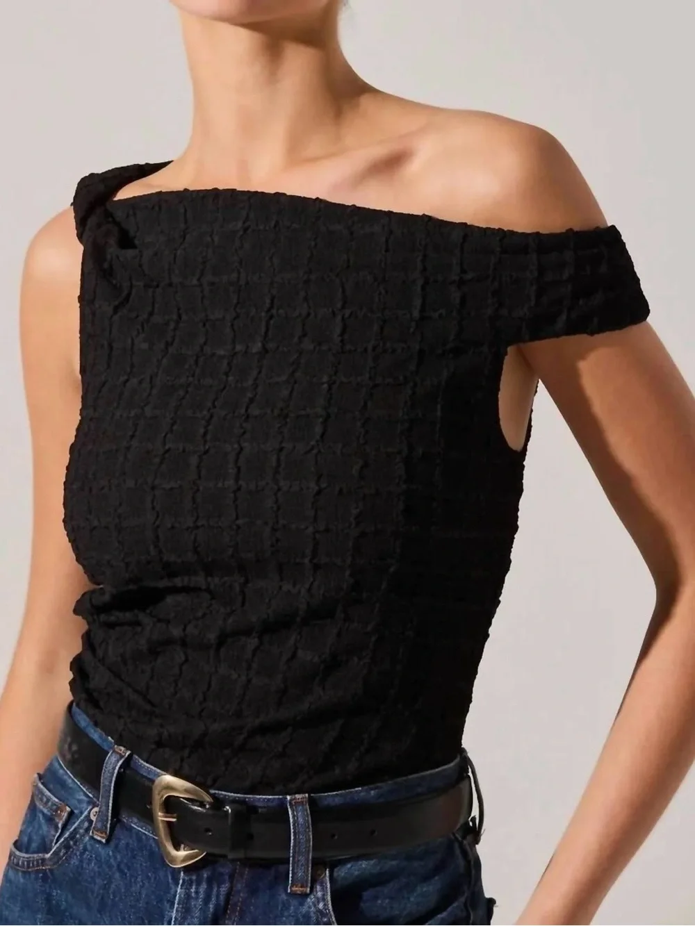 ASTR The Label “Lindy Top” Black One Shoulder Textured Top NWT Medium - Picture 2 of 7